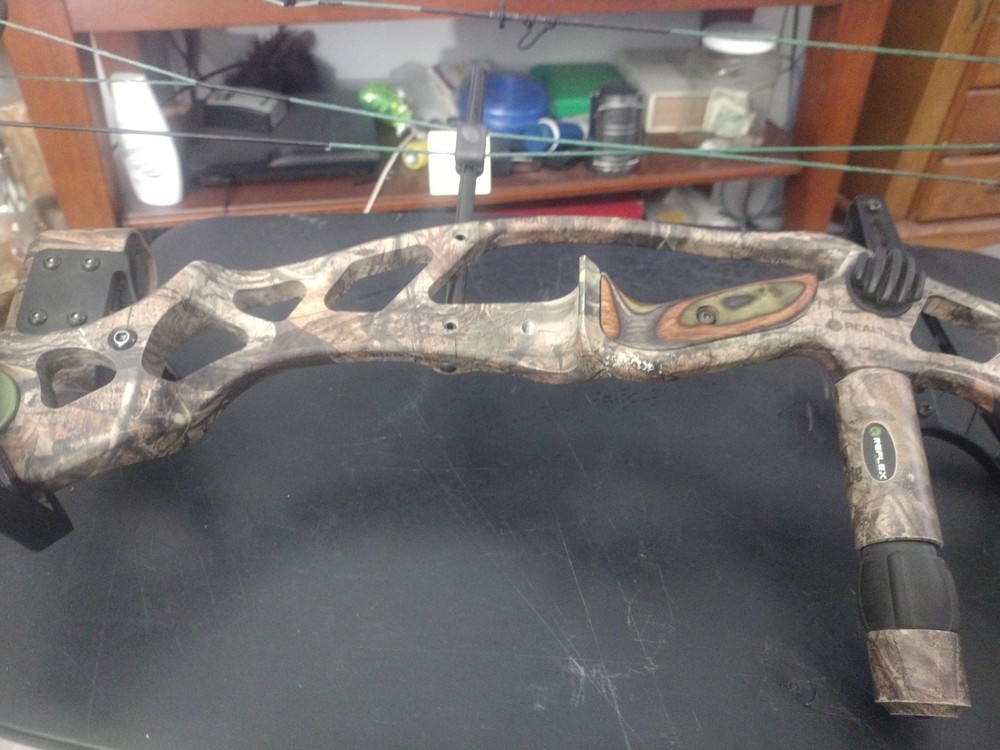 REFLEX RIDGELINE Compound Bow With Arrow Holder And Stabilizer