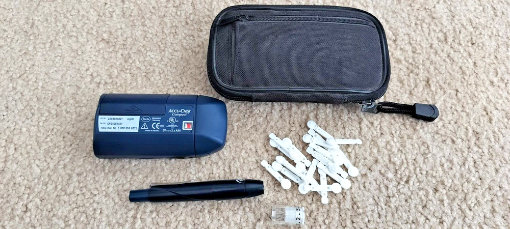 Accu-Check Compact with Lancet Device/Pen, Needles and Carrying Case **TESTED**