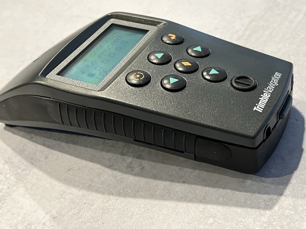 TRIMBLE NAVIGATION SCOUT MASTER GPS 17319 POWERS ON