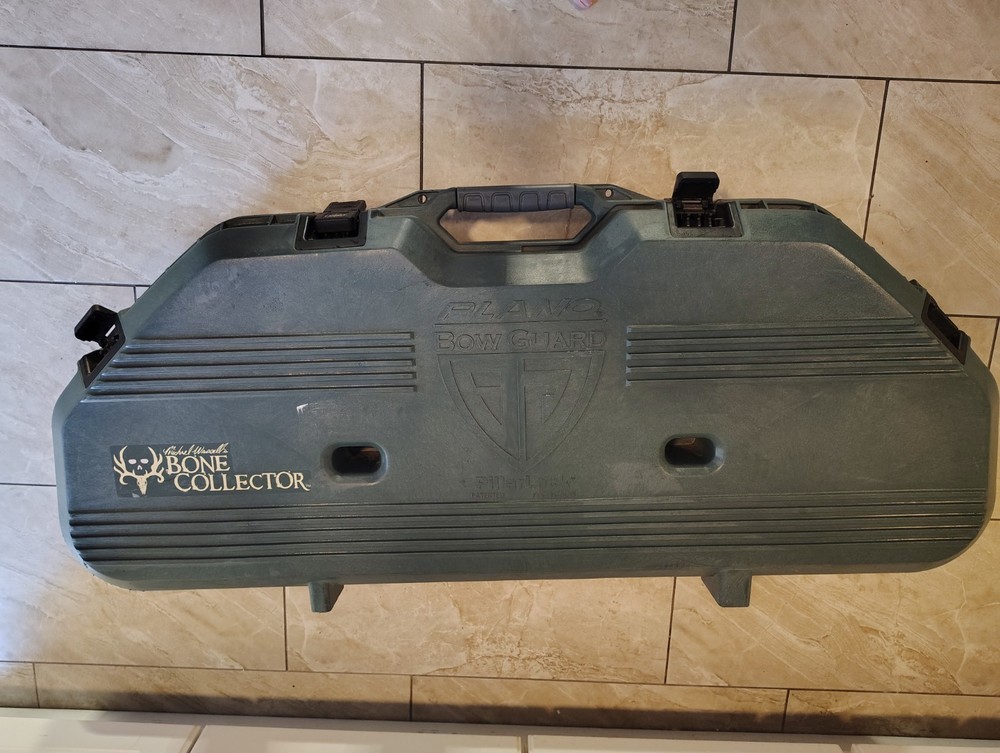 Plano Protector Series Compact Bow Case  Bone collector series
