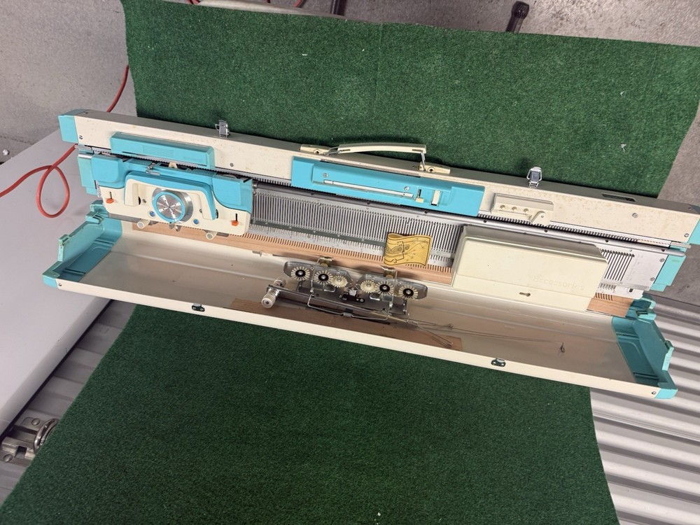 Singer/Silver Studio Sk-313 Knitting Machine And Accessories Untested