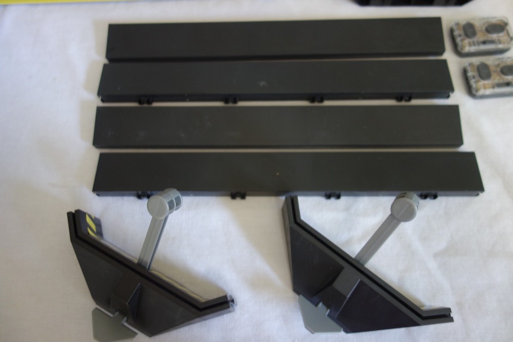 Hex Bots BattleBots Arena 4.0 Bite Force and Blacksmith Remote Control COMPLETE