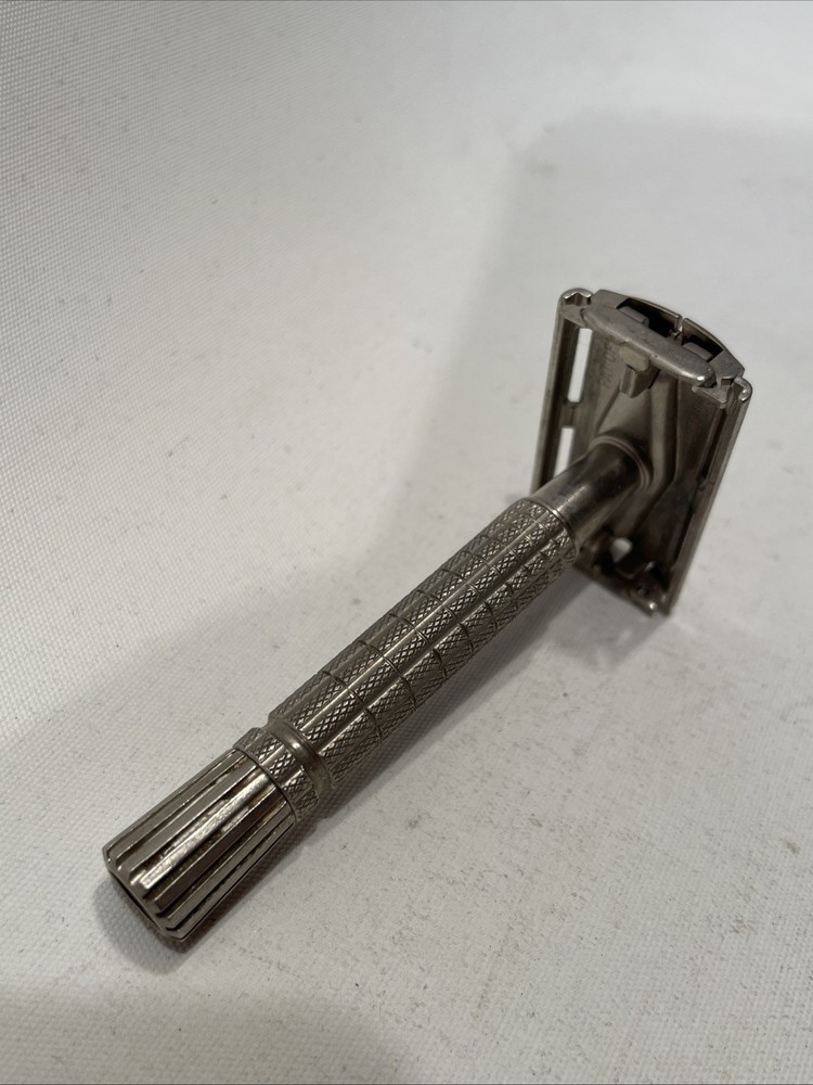 Vintage Gillette DE Razor Twist To Open, Made In England Code S