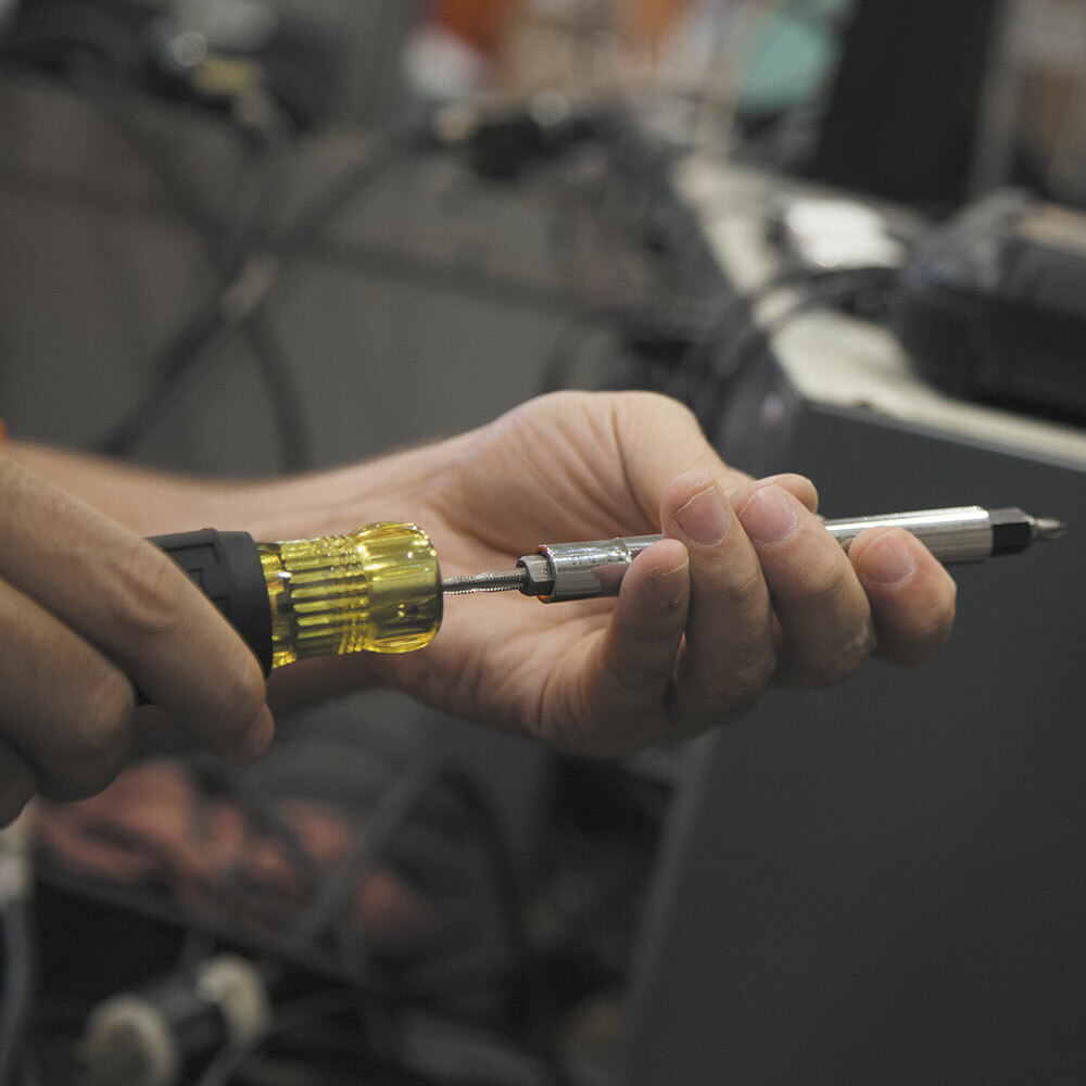 Klein Tools 32517 Multi-Bit Screwdriver / Tap Tool with 6 Common Tap Sizes