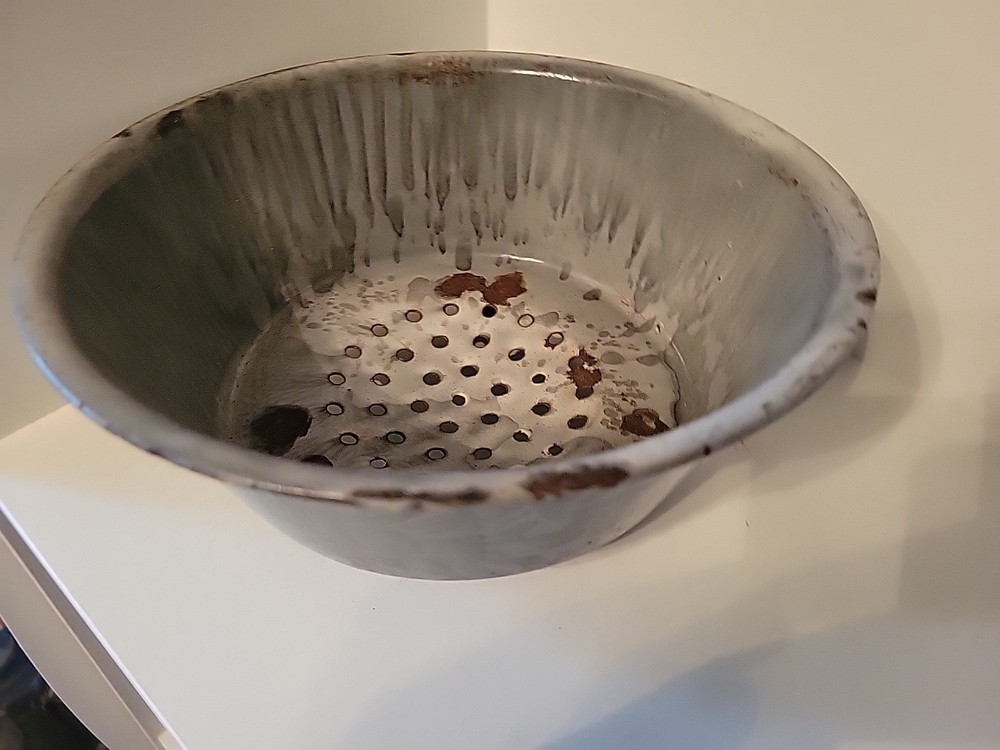 Vtg Gray Enamelware Colander Strainer Rustic Farmhouse Style Footed Distressed