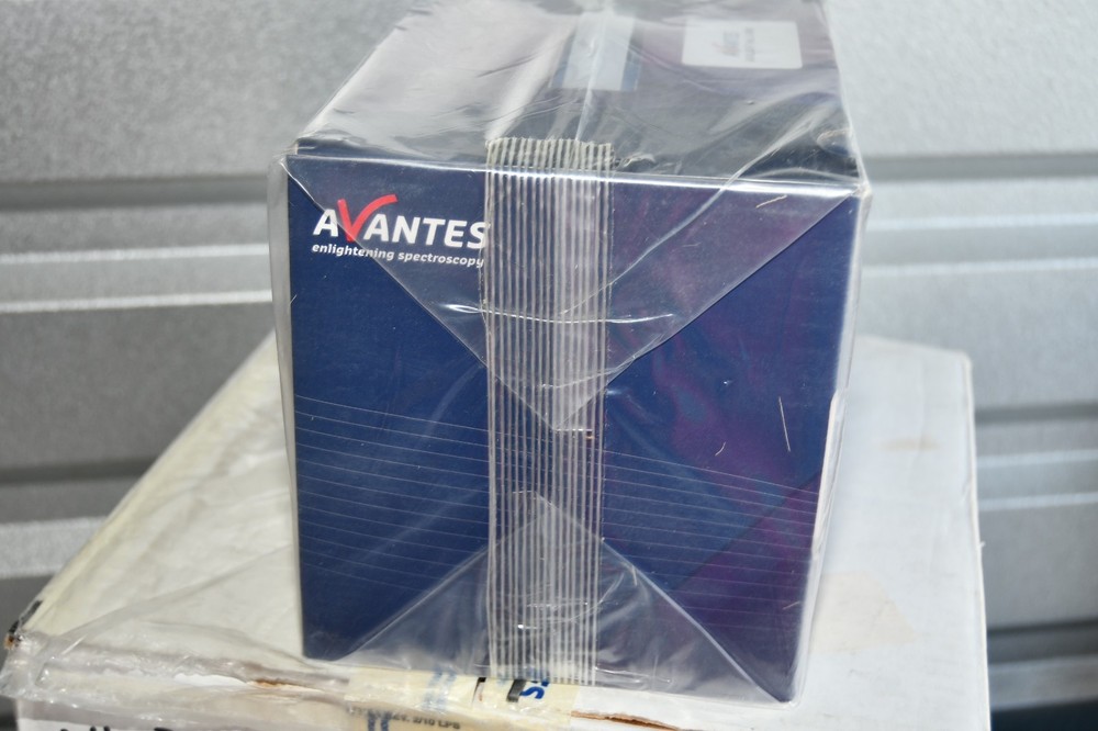 ^ Avantes AvaLight-HAL-S-Mini Halogen Light Source #X6710