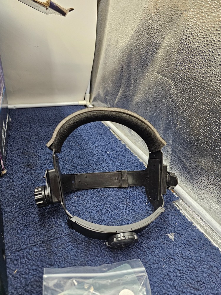 Auto Darkening Welding Helmet Assembly Simple and Compact