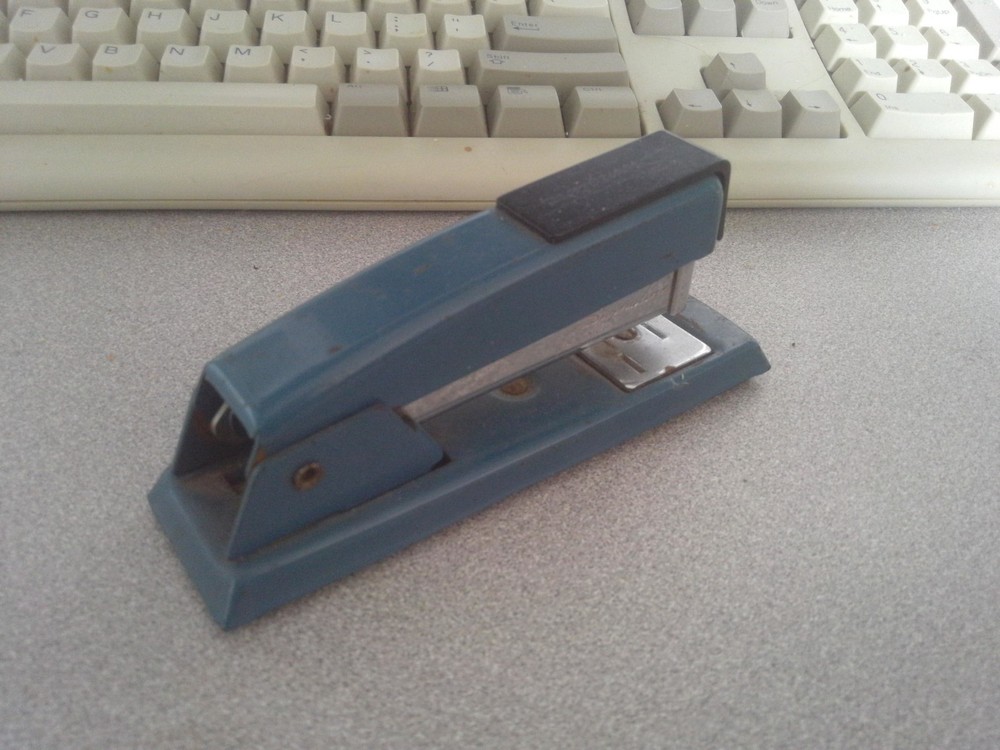Vintage Swingline Stapler 711 COMPACT Desktop Compact Blue 118-711