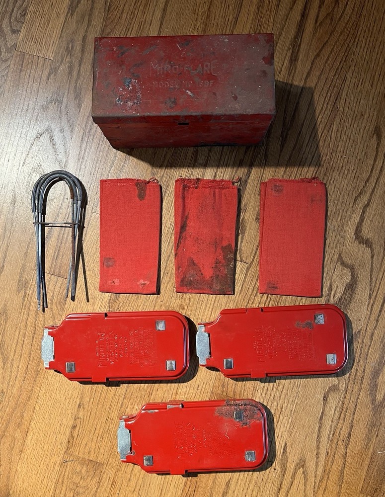 3 VINTAGE MICRO-FLARE MICRO-FLEX ROADSIDE EMERGENCY REFLECTORS & CASE