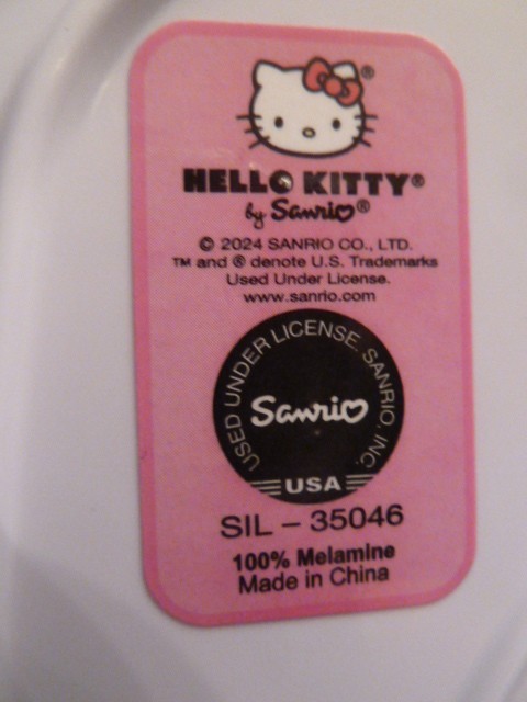 4 NWT Christmas HELLO KITTY plastic 10"" x 10" plates