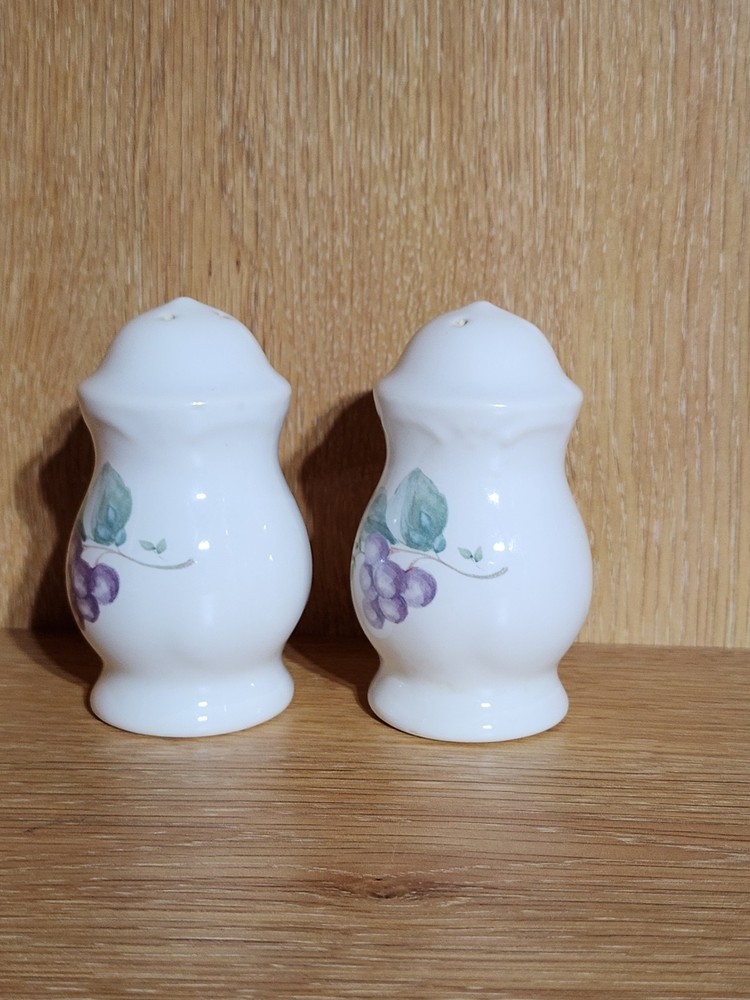 Vintage Pfaltzgraff Grapevine Pattern 🍇 Salt & Pepper Shaker Set with Stoppers