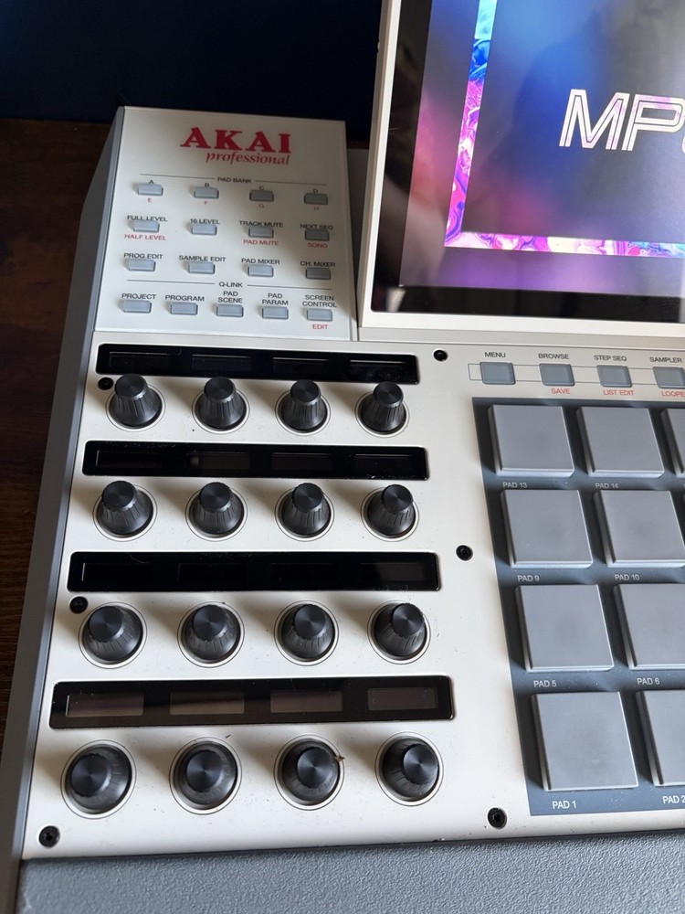 AKAI MPC X SE Professional Standalone Sampler & Sequencer Special edition
