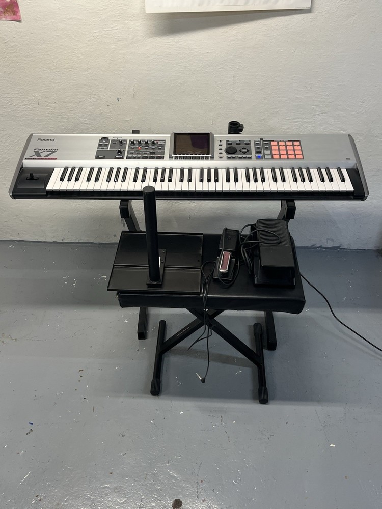 Roland Fantom X7 Synth