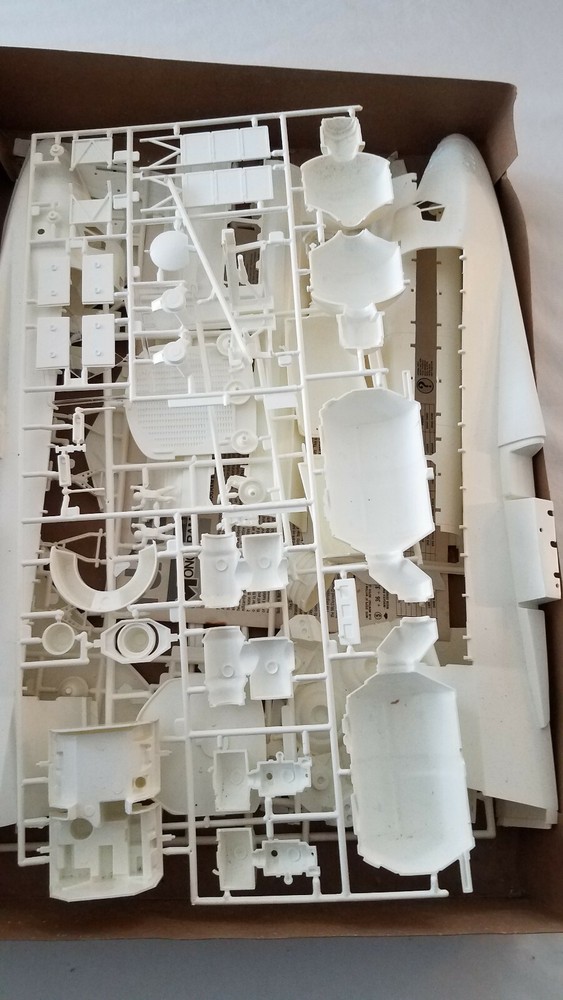 Monogram # 5702-Space Shuttle Challenger-1/72 Scale-1983-New Open Box