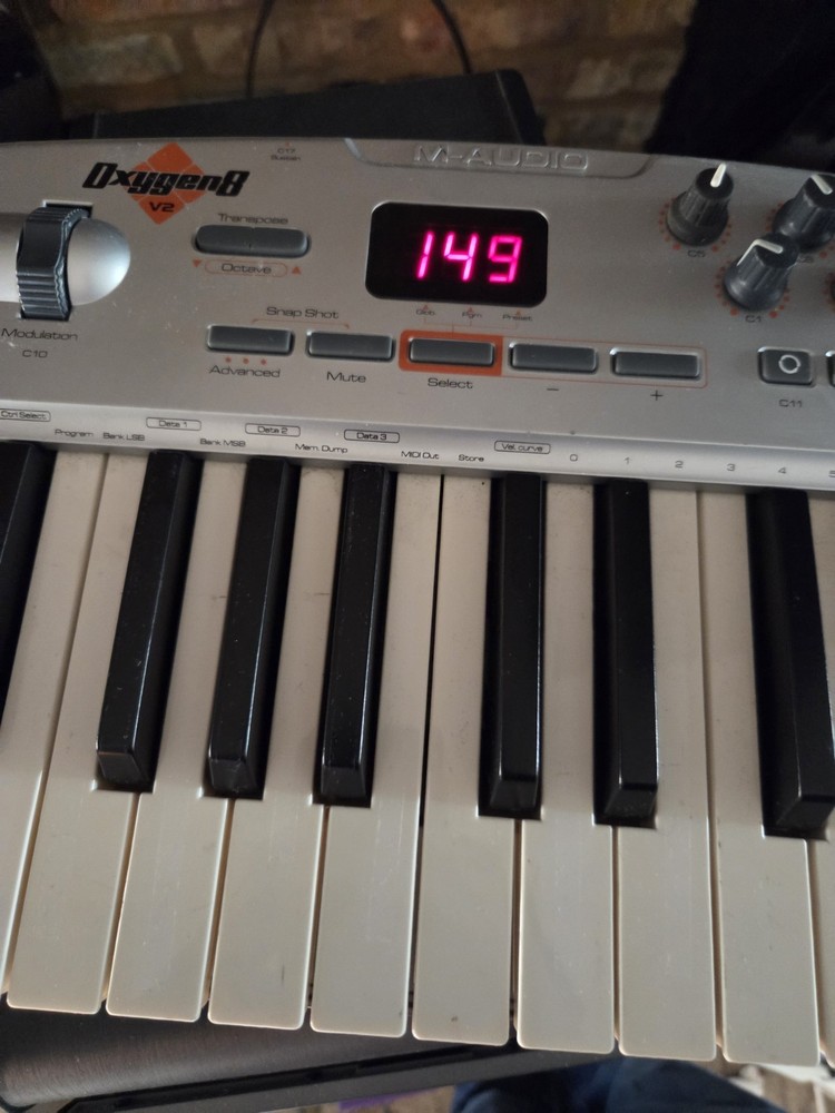 M-Audio Oxygen8 v2 25-Key MIDI USB Keyboard Controller Pitch Mod Faders Knobs