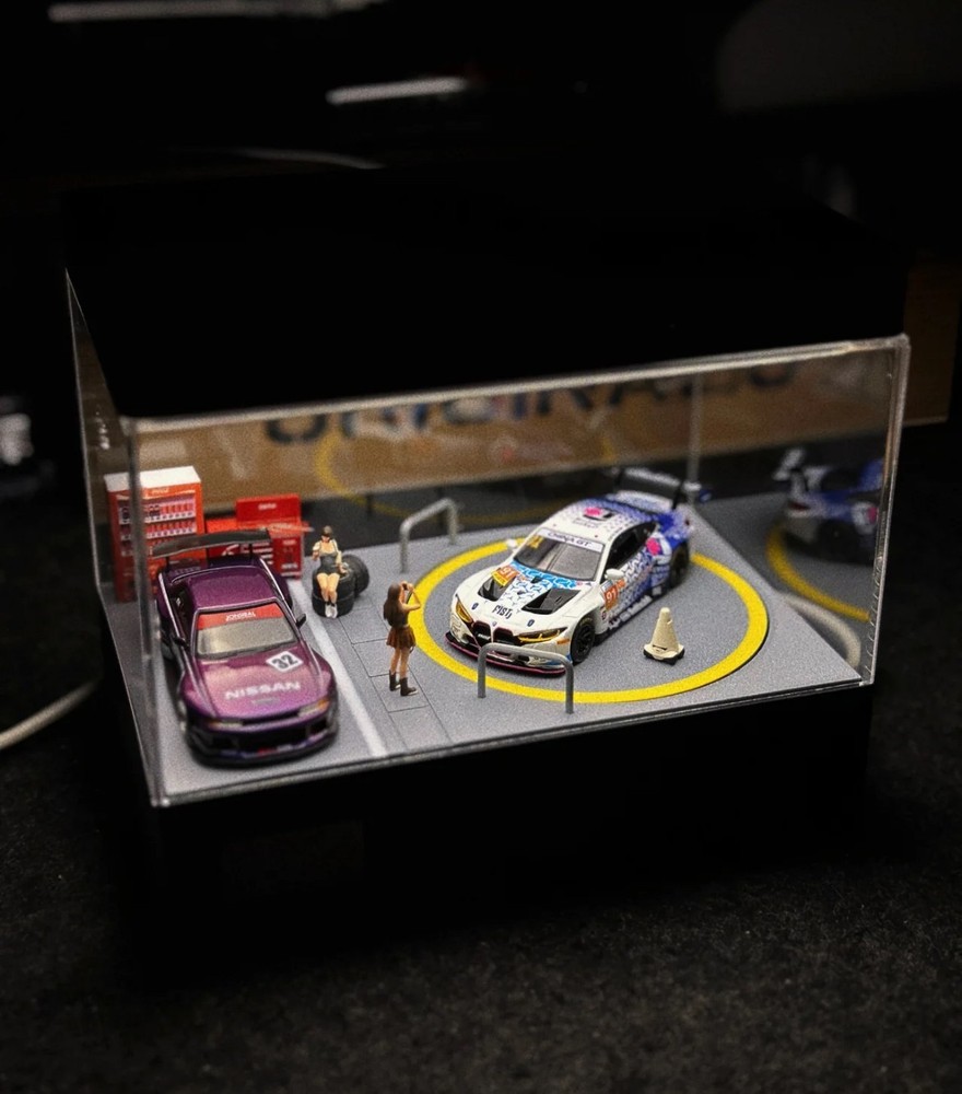 1:64 Scale Desktop Rotating Parking Diorama Display Model
