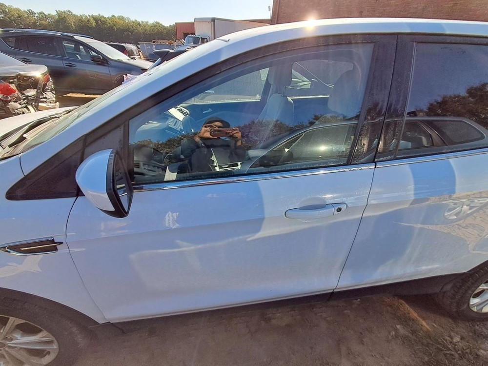 ESCAPE 2017 Glove Box 4813419