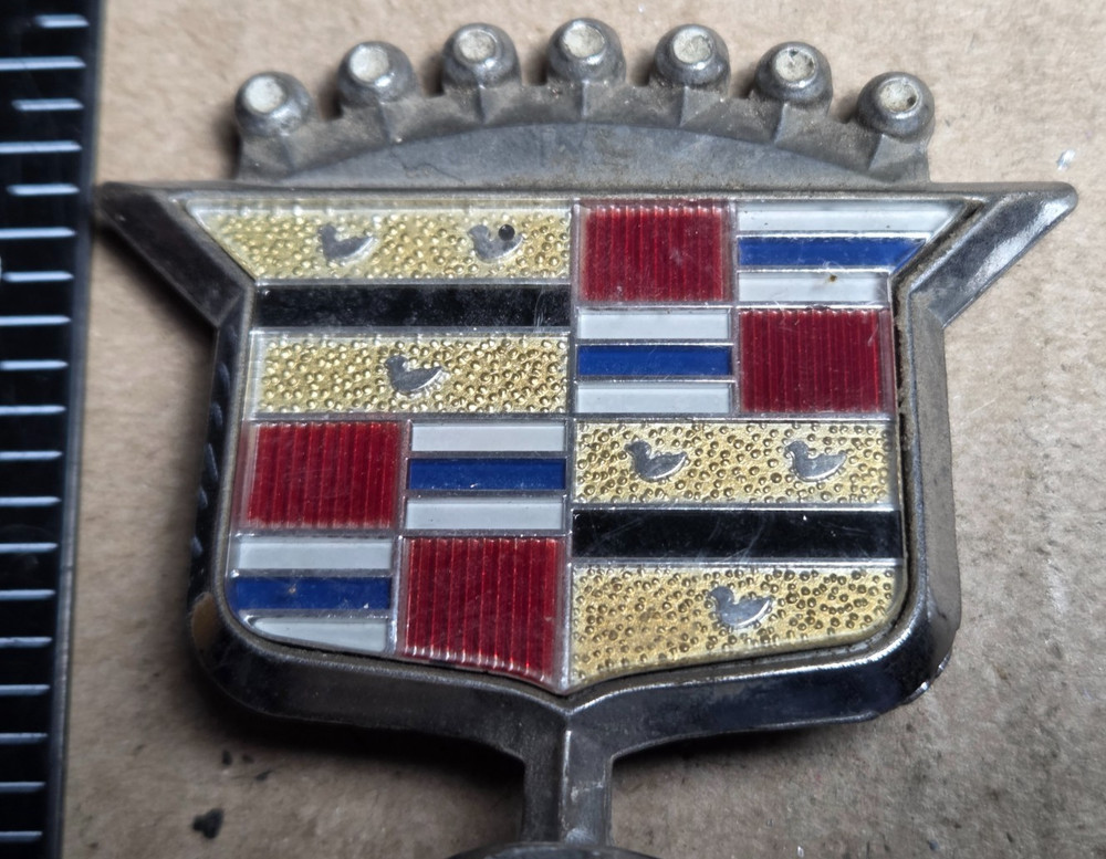 CADILLAC CIRCA '90 HOOD ORNAMENT - BROKEN BASE (6357}
