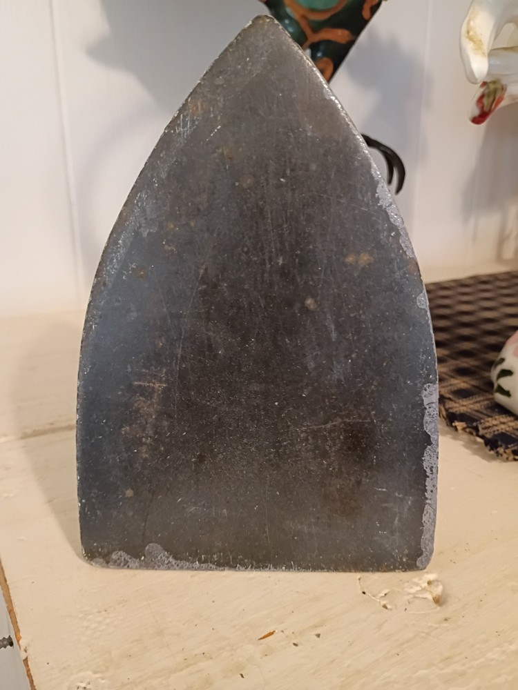 ANTIQUE IRON, CAST IRON MARKED #8