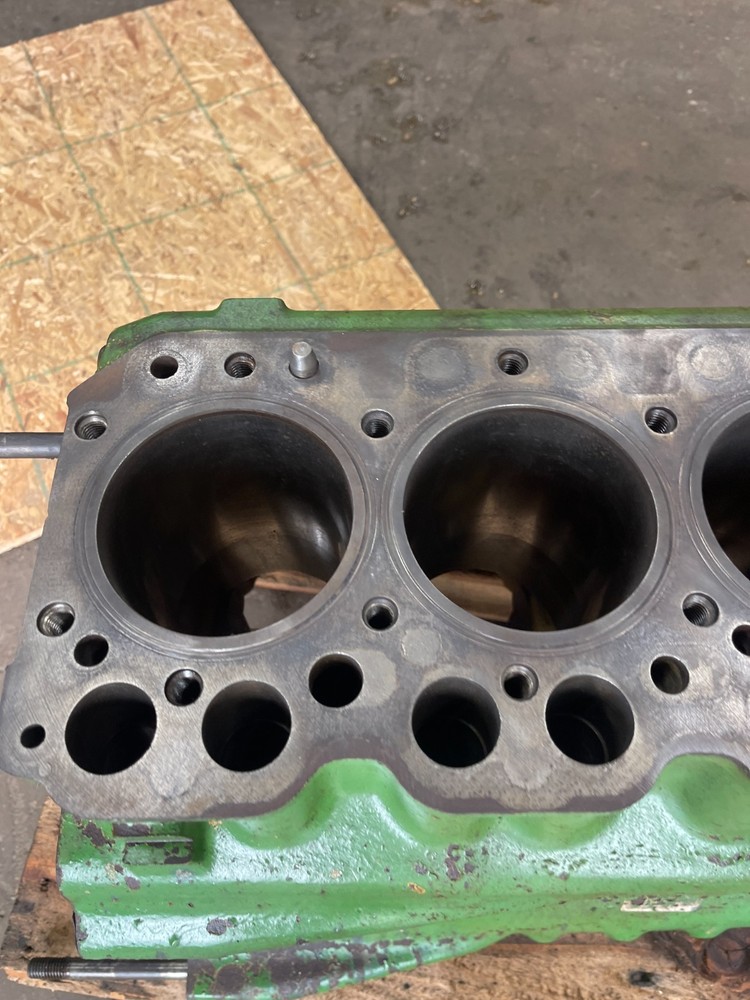 1982 John Deere 2940 Tractor Engine Block R72975