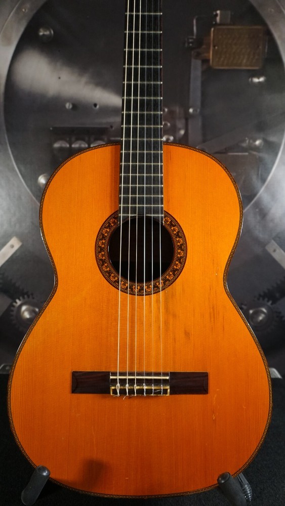 F. Himenes Modelo 300 Japan Classical Guitar w/ Chipboard Case