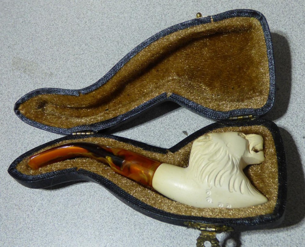 MEERCHAUM LION PIPE WITH CASE