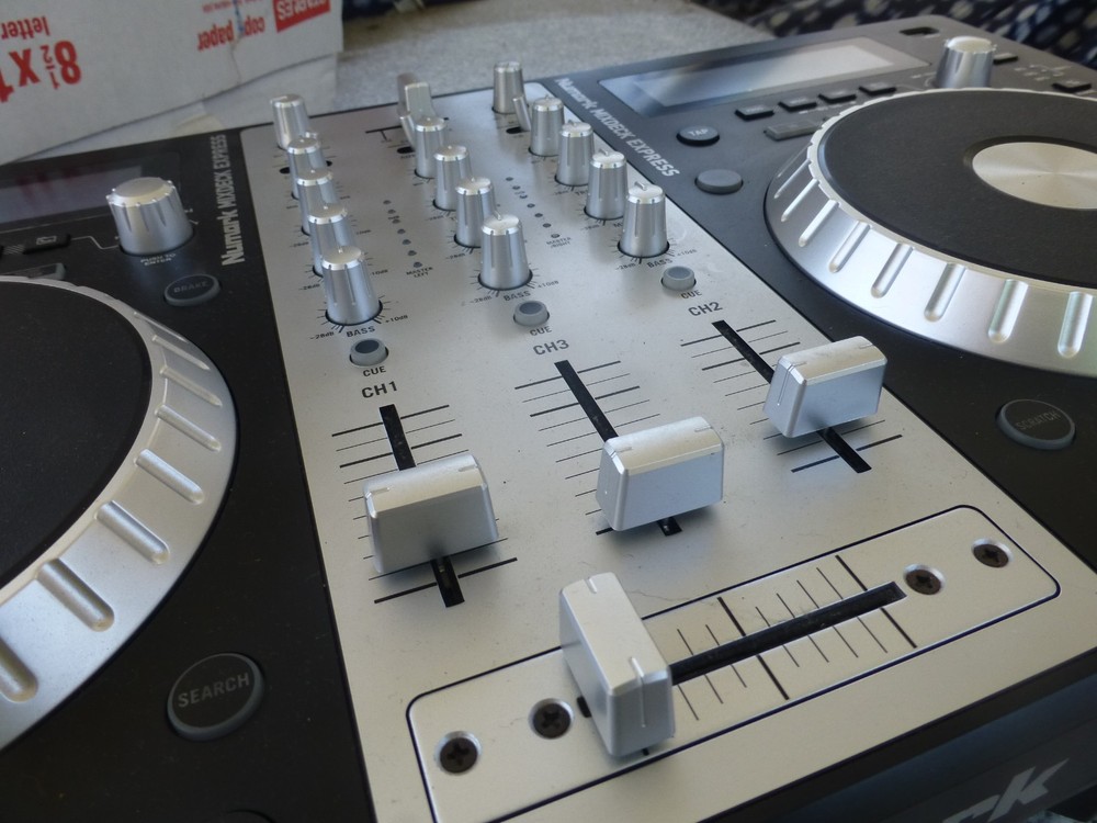 Numark Mixdeck Express Double Deck DJ Controller, USB, CD, MP3, Filter