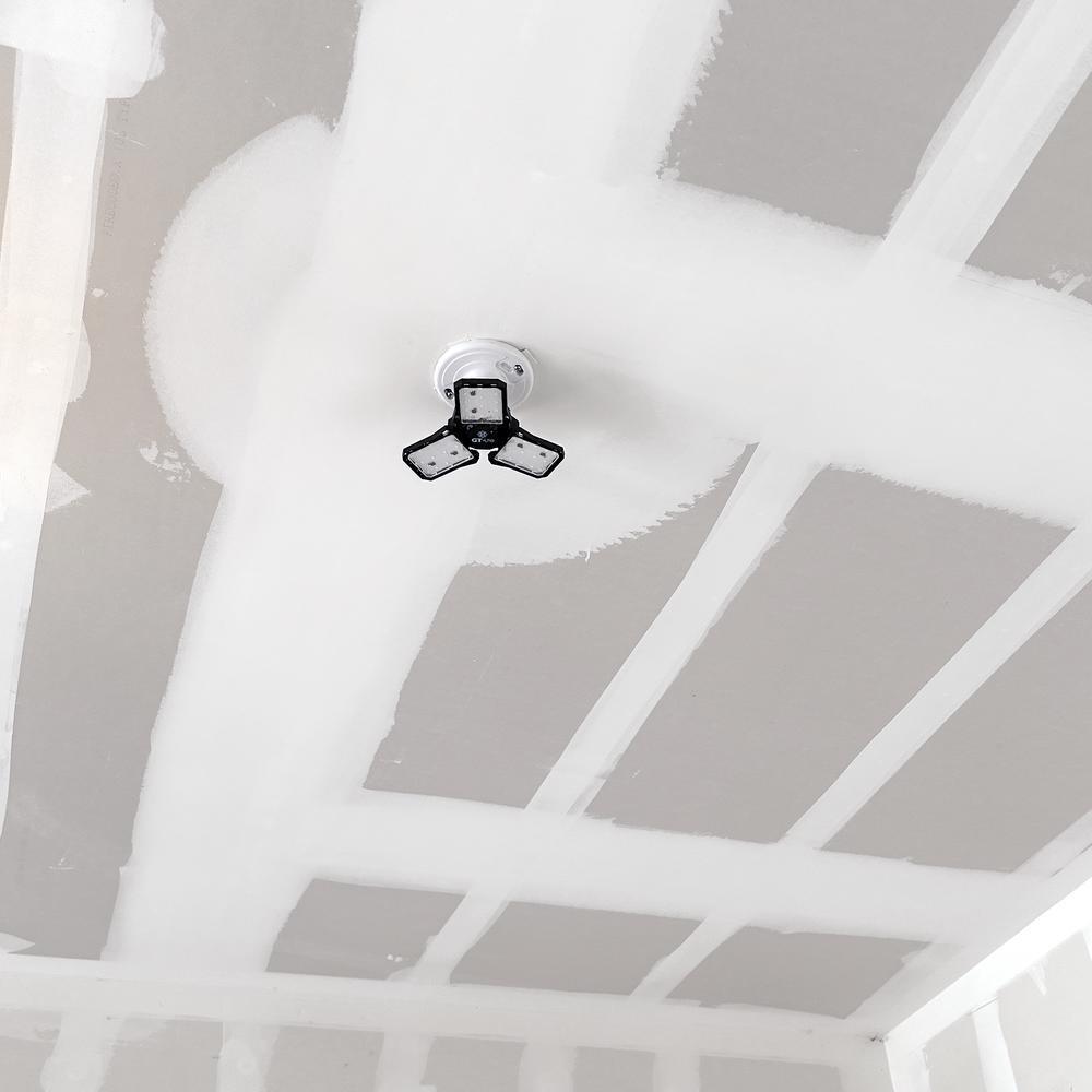 GT-Lite 3000 Lumen 3-Panel Adjustable Daylight 5000K LED Light Bulb 30,000 Hour