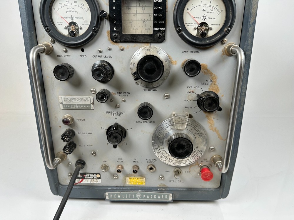Vintage HP 608D - VHF Signal Generator - Powers on - MINIMAL TESTING