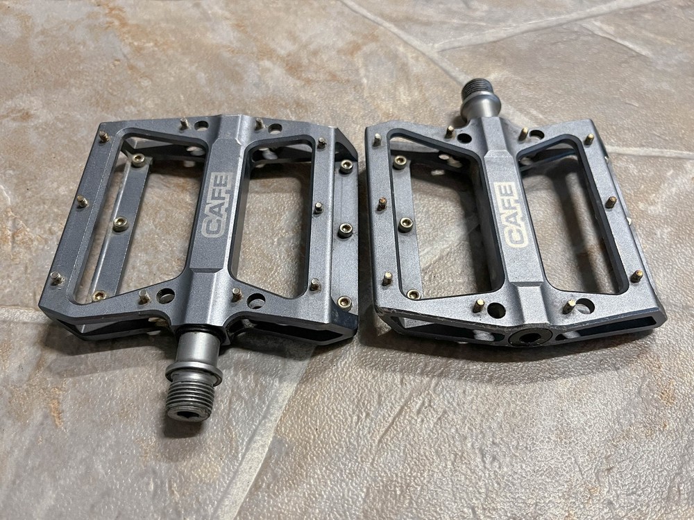 Cafe sealed bearing flat platform pedals