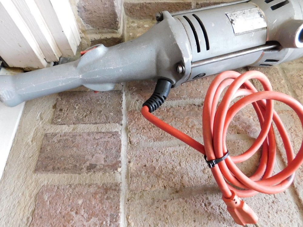 RIDGID 700 PIPE THREADER THREADING MACHINE WITH 6 DIES 1/2" TO 2" WITH CASE