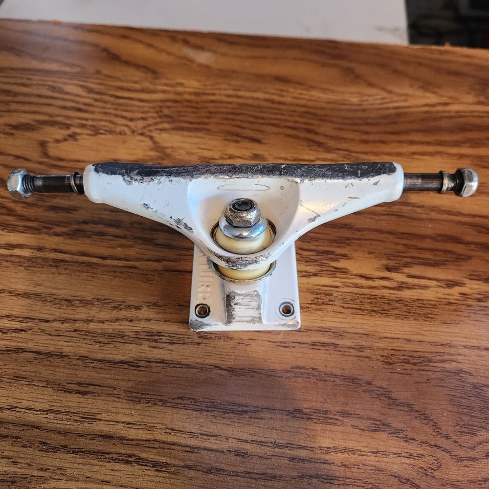 Venture Trucks 5.2 8" axle white