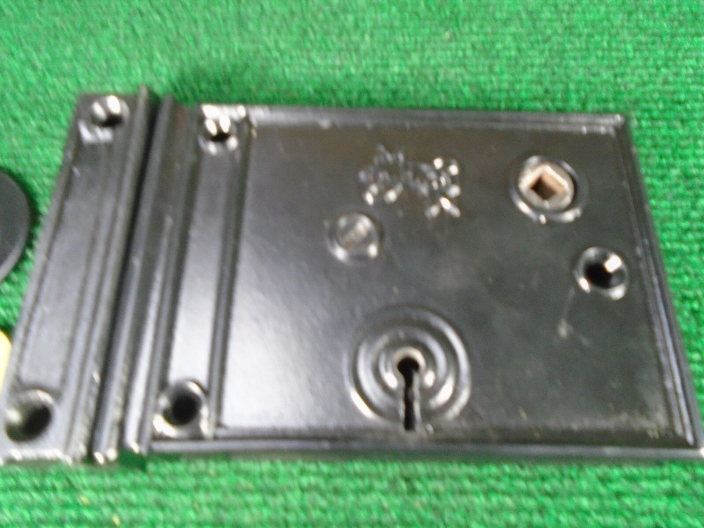 5" VERTICAL RHC RIM LOCK COMPLETE w/ KEY, KEEPER, & KNOBS, ESCUTCHEON (15456)