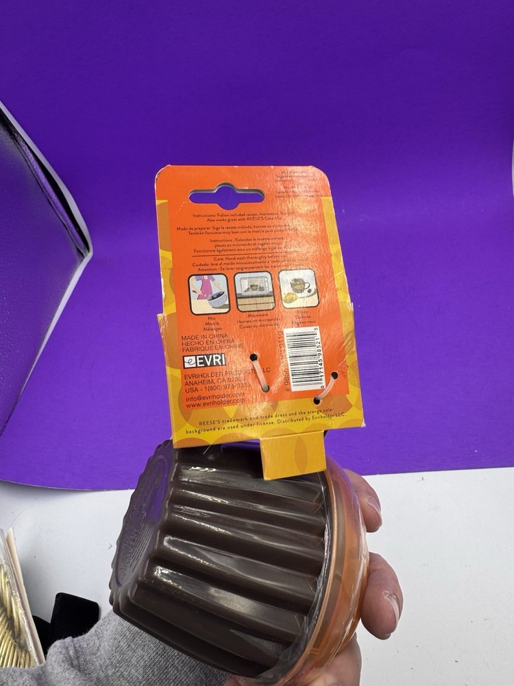 NIP Reese's Lava Cake Maker with Recipe