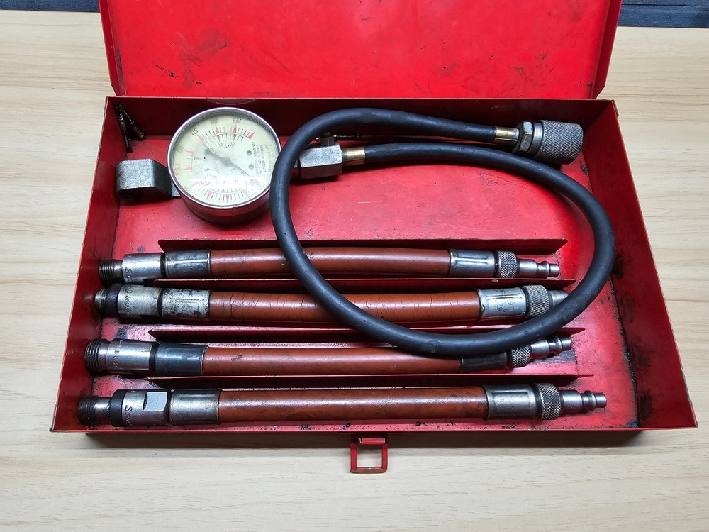 VINTAGE SNAP ON TOOLS COMPRESSION TESTER KIT - 250 PSI - W/ METAL CASE