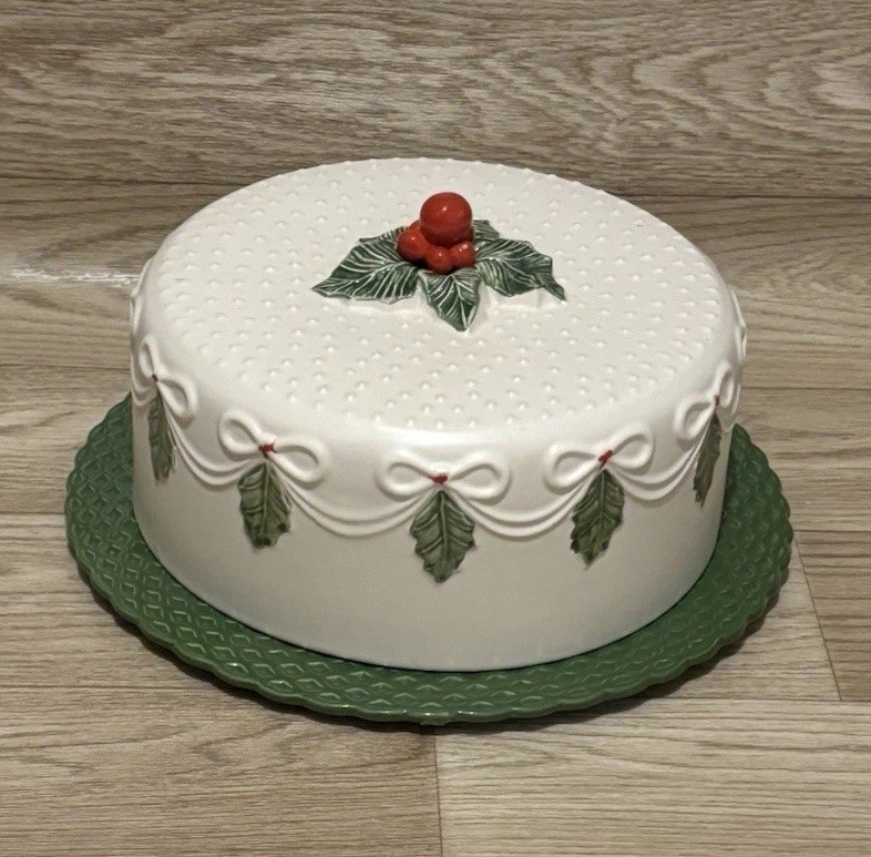 Holly Berry Vanilla Cake Stand