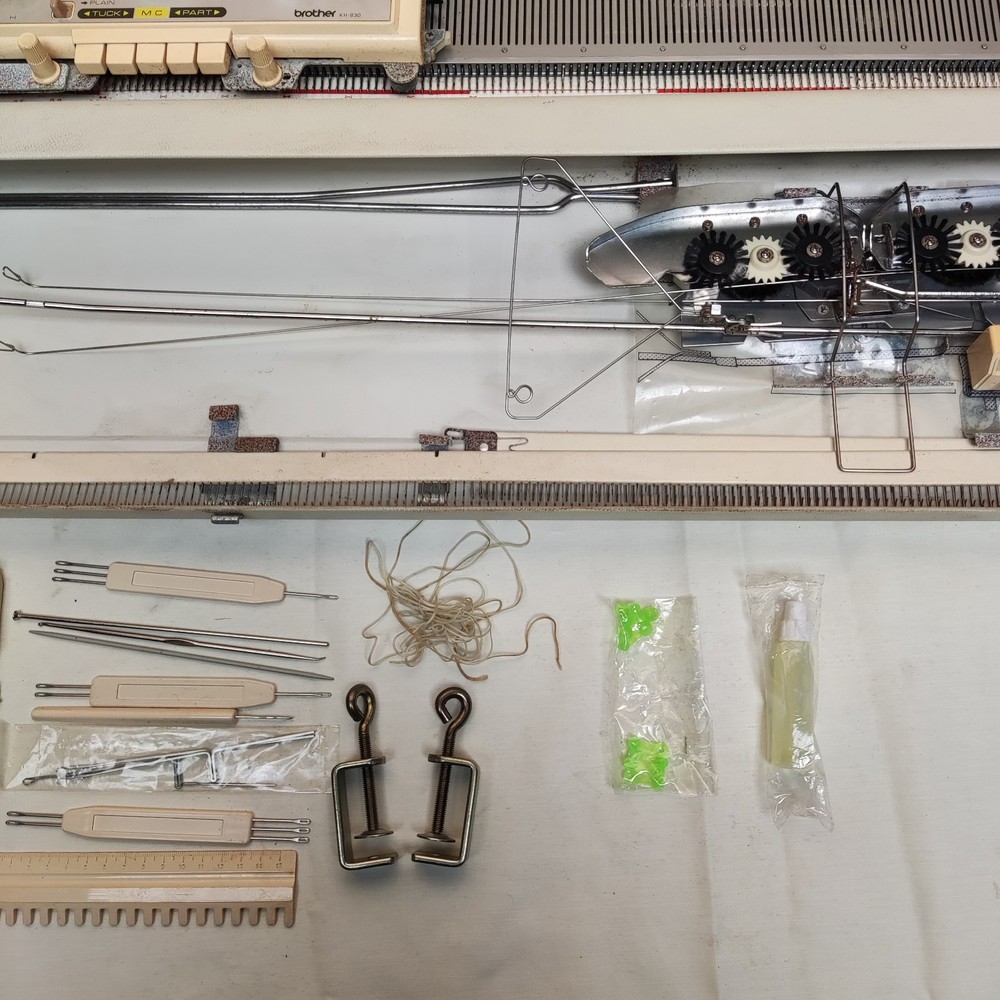 BROTHER KH-830 KNITTING MACHINE WITH ACCESSORIES READ DESCRIPTION