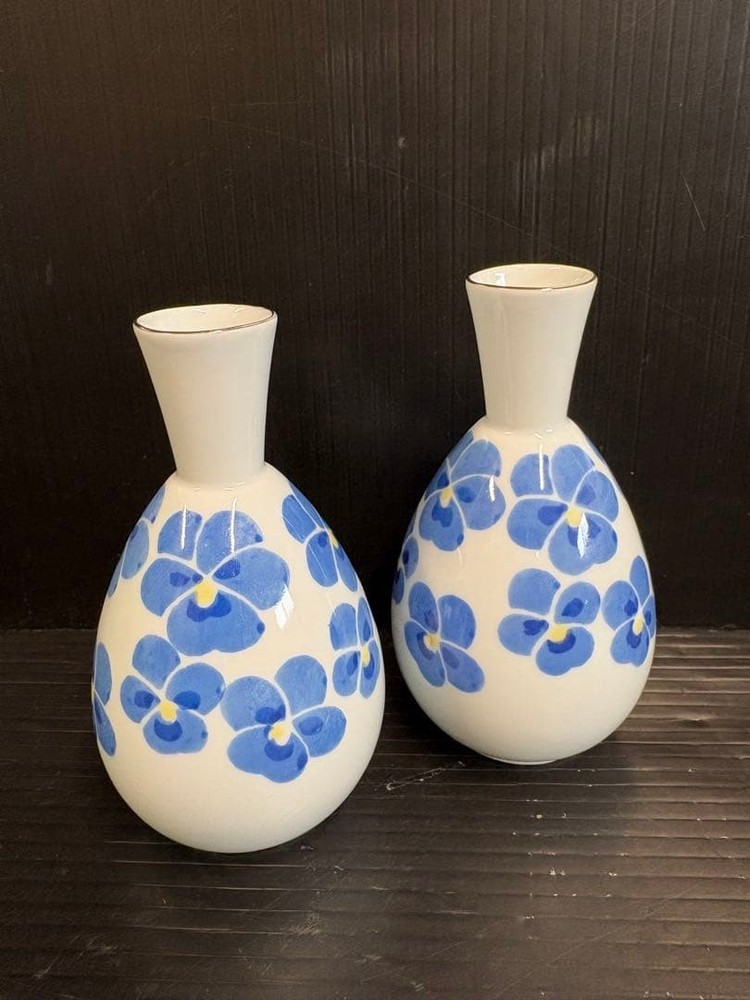 ✨Arita ware✨Ceramic sake bottle with blue flower pattern