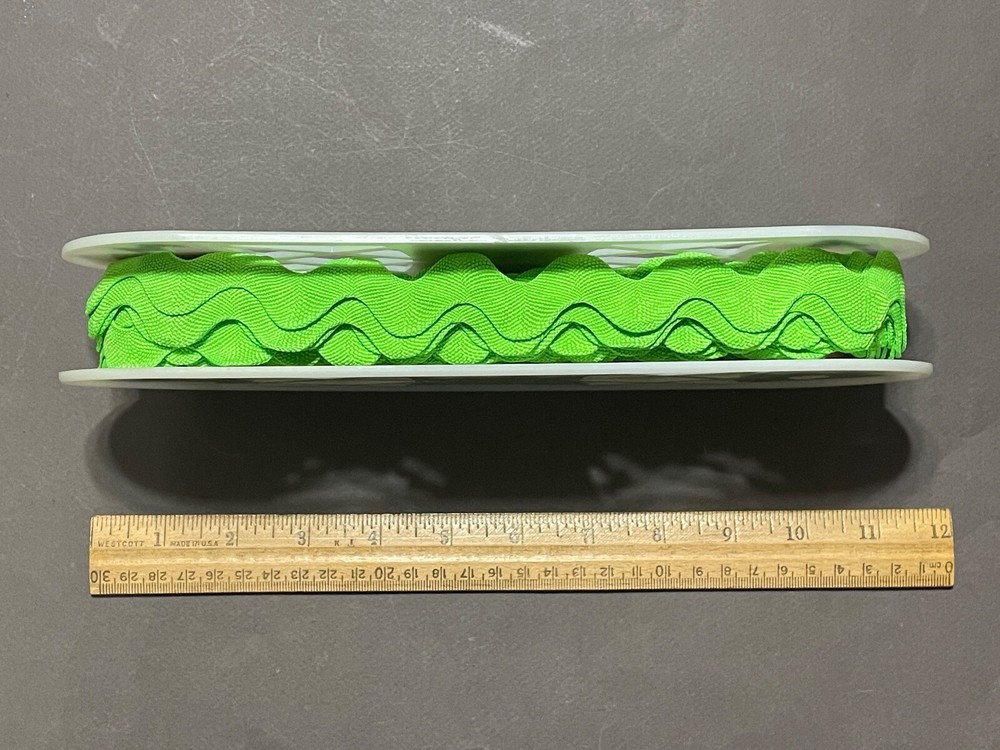 TRIMTEX BASIC 1 1/4" APPLE GREEN MAXI POLY RICK RACK 11 YDS