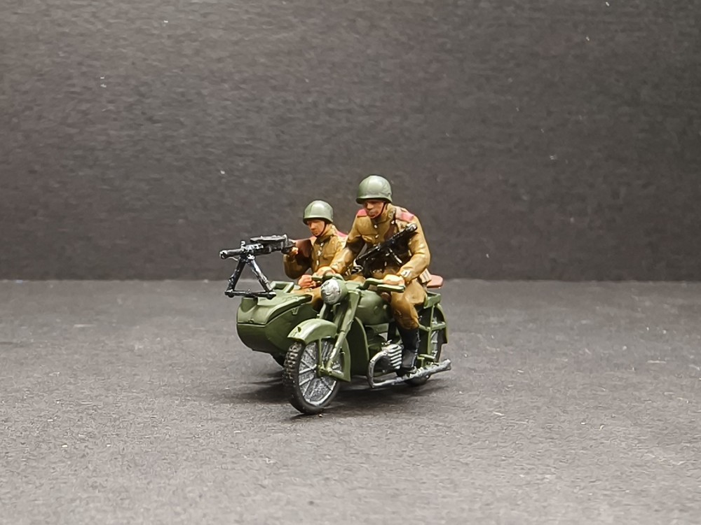 1/72 Soviet M-72 Sidecar Motorcycle With 2 Soliders Model