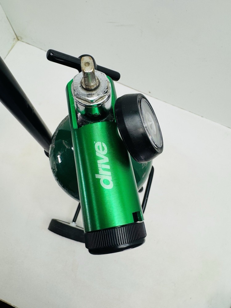 Praxair Empty Oxygen Tank With Regulator Car Size E