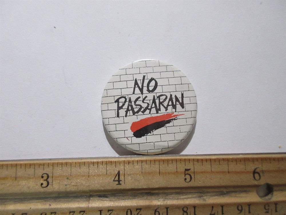 NO PASSARAN vintage pinback button 1.5"