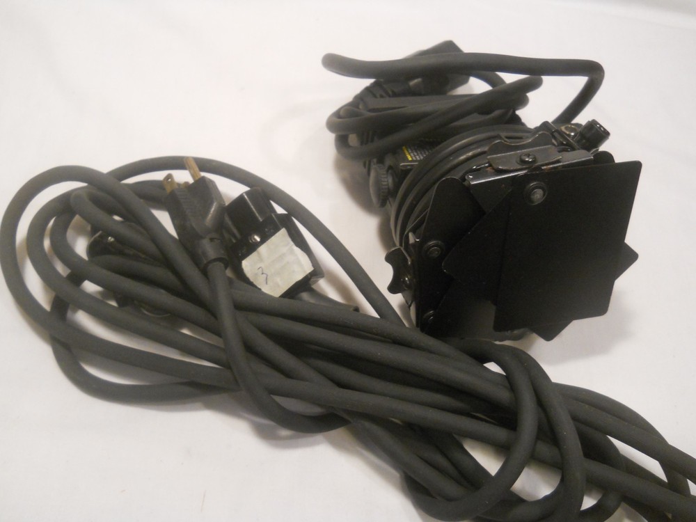 Lowel pro light w barn doors with cord