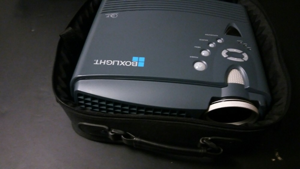 Boxlight CD726C 2500 Lumens 1800:1 Digital Multimedia Projector low hours .