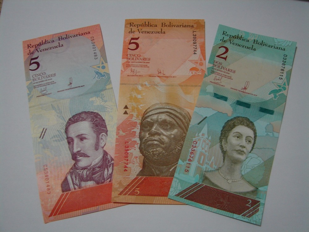 VENEZUELA BOLIVARES --- 3 DIFFERENT CRISP UNCIRCULATED NOTES