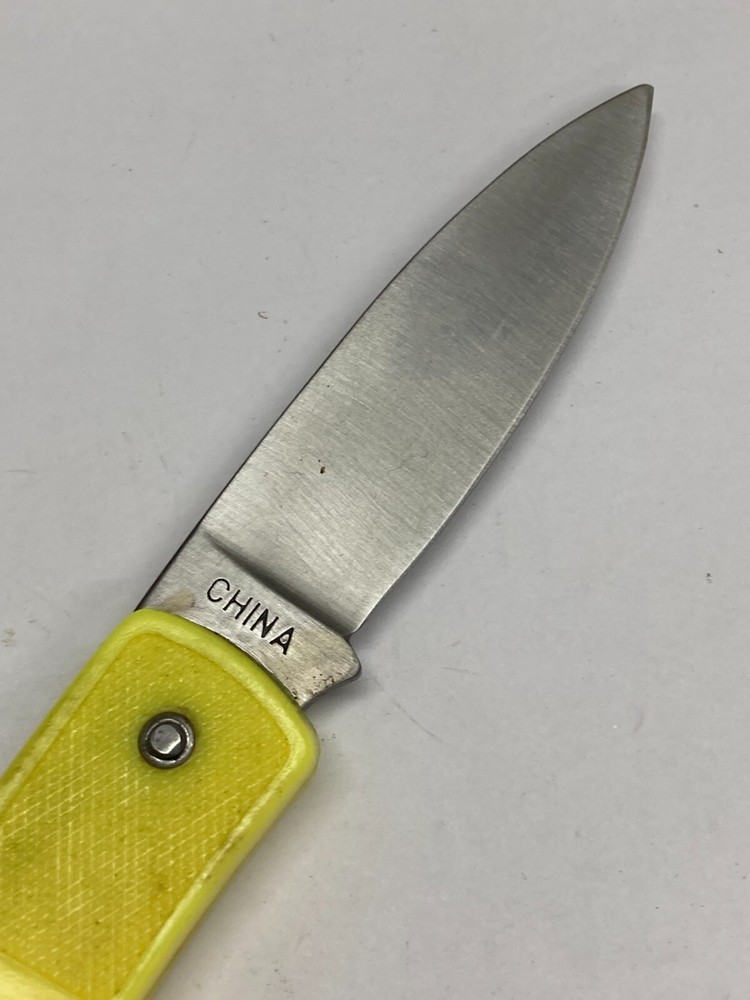Jaquar Yellow Folding w/Plain Blade, Thumb groove, Lockback YK-680YE