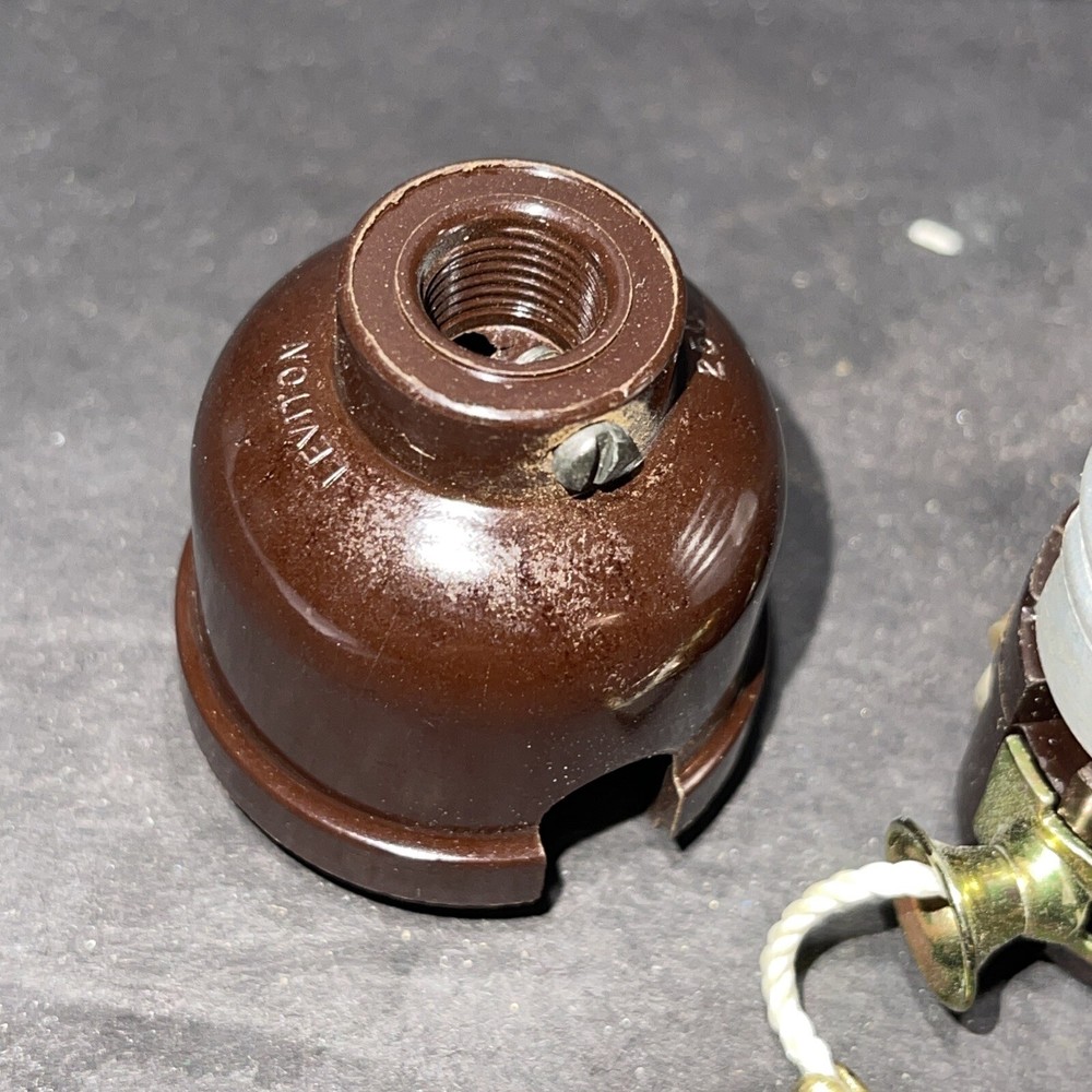 NEW LEVITON ELECTROLIER PULL CHAIN BAKELITE SOCKET WITH 1/8-27 IPS THREAD