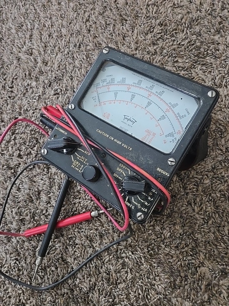 VINTAGE TRIPLET VOLTMETER Model 625-n Bakelite Case - Rare!