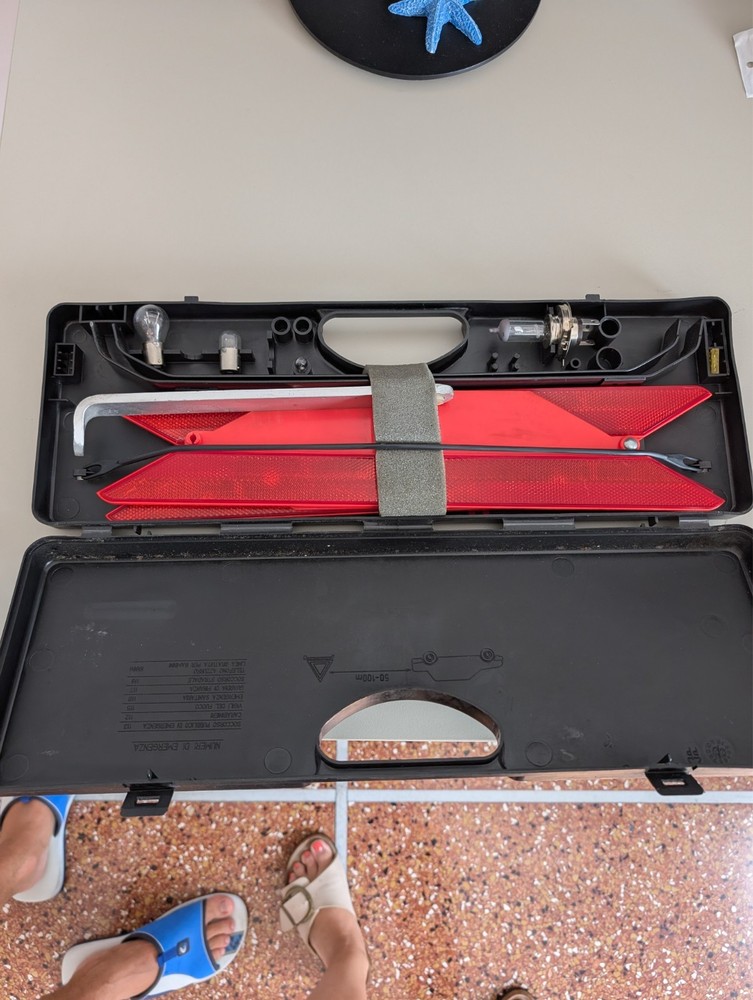 Car Approved Emergency Triangle with Case + Bulb Set