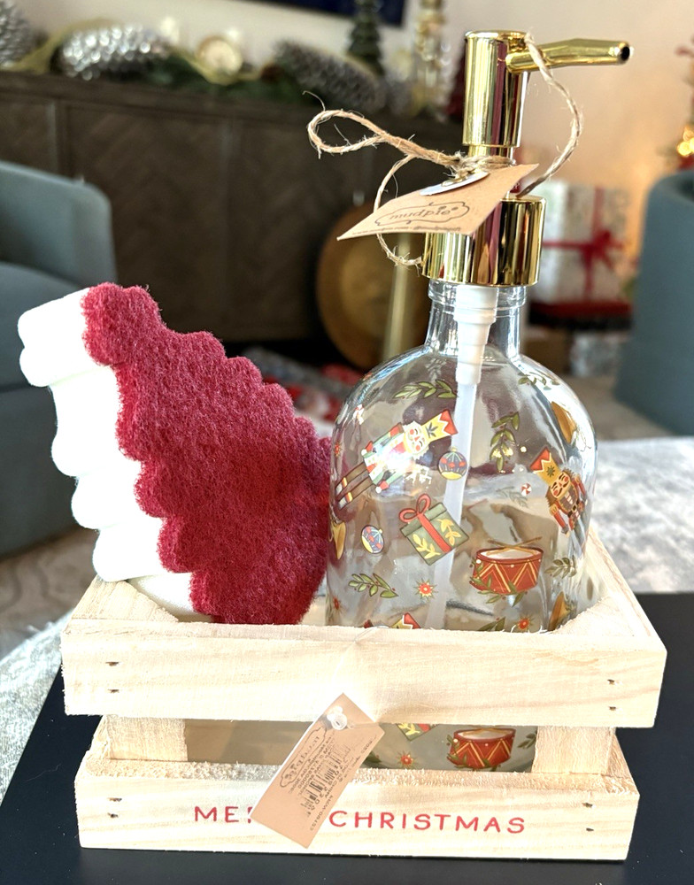 NIB Mud Pie NUTCRACKER SOAP PUMP & SPONGE CRATE SET